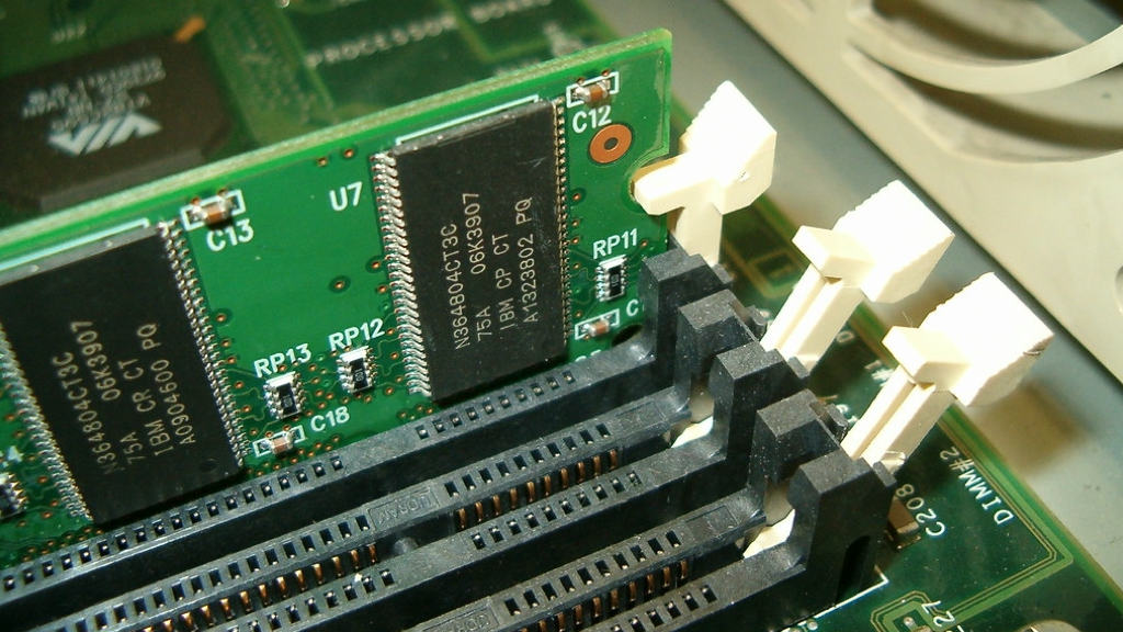 Installer une barrette mémoire (RAM) sur un PC ⋆ Tutoriels ⋆ TECHblog